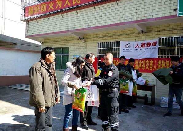 一批救援物资紧急驰援高寒山区.jpg \