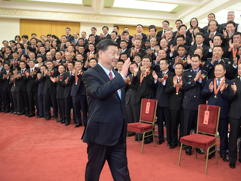 6月25日，党和国家领导人习近平、李克强、王沪宁等在北京人民大会堂会见第九届全国“人民满意的公务员”和“人民满意的公务员集体”受表彰代表。